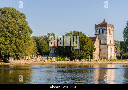 Una breve passeggiata lungo il Tamigi percorso da Marlow, è possibile vedere la Chiesa di tutti i santi a Bisham attraverso il fiume Tamigi. Foto Stock