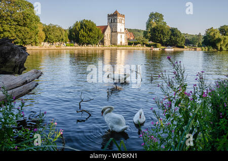 Una breve passeggiata lungo il Tamigi percorso da Marlow, è possibile vedere la Chiesa di tutti i santi a Bisham attraverso il fiume Tamigi. Foto Stock