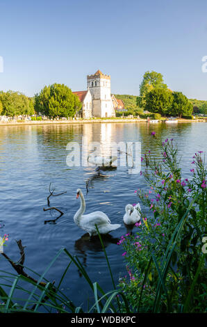 Una breve passeggiata lungo il Tamigi percorso da Marlow, è possibile vedere la Chiesa di tutti i santi a Bisham attraverso il fiume Tamigi. Foto Stock