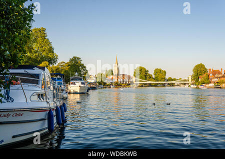 Barche ormeggiate lungo il lato del fiume Tamigi, guardando verso Marlow, Buckinghamshire, UK Foto Stock