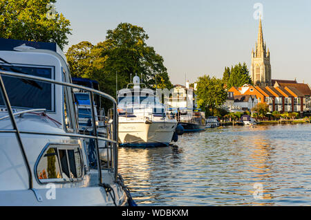 Barche ormeggiate lungo il lato del fiume Tamigi, guardando verso Marlow, Buckinghamshire, UK Foto Stock