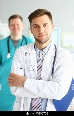 Sorridente medico in clinica Foto Stock