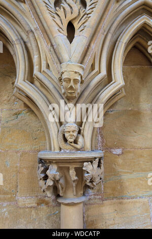 Xiii secolo sculture in pietra intorno le sedi nella Chapter House di Southwell Minster, Nottinghamshire Foto Stock