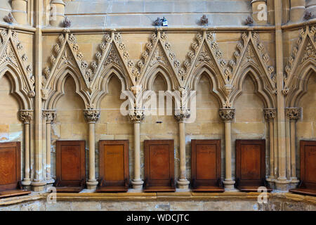 Xiii secolo sculture in pietra intorno le sedi nella Chapter House di Southwell Minster, Nottinghamshire Foto Stock