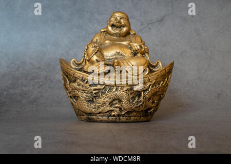 Figurina allegro Hotei - Immagine. Buddha Sorridente - dio cinese di felicità, la ricchezza e la fortuna isolato su grigio - Immagine Foto Stock