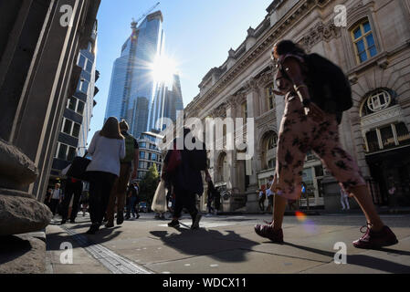 Londra, Gran Bretagna. Il 29 agosto, 2019. Ufficio i lavoratori a piedi giù Threadneedle Street, casa della Bank of England, a Londra, in Gran Bretagna, il 29 agosto 2019. La sterlina britannica è diminuito nei confronti del dollaro e l'euro mercoledì in reazione al Primo Ministro Boris Johnson del piano di sospendere il Parlamento per ridurre i parlamentari le possibilità di approvare leggi per bloccare un no-deal Brexit. Credito: Stephen Chung/Xinhua Foto Stock