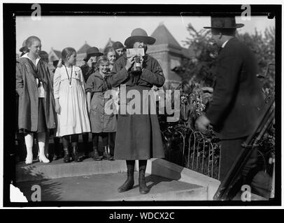 GIRL SCOUTS. HELEN TEW Abstract/medio: 1 negativi : vetro 5 x 7 in. o più piccolo Foto Stock