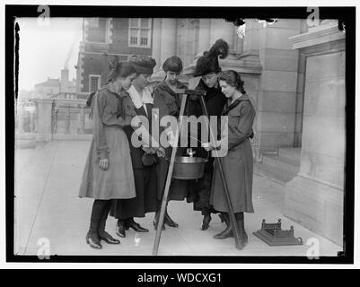 GIRL SCOUTS. MRS. MORGAN, POSTERIORE DESTRO Abstract/medio: 1 negativi : vetro 5 x 7 in. o più piccolo Foto Stock