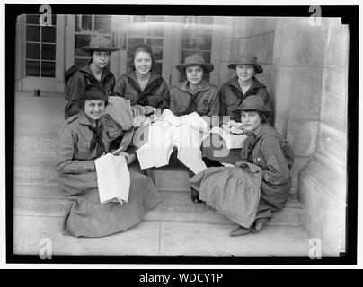 GIRL SCOUTS. Scout astratto di cucitura/medio: 1 negativi : vetro 5 x 7 in. o più piccolo Foto Stock