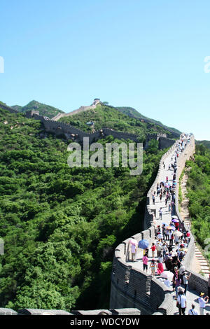 Beijing, Pechino, Cina. Il 29 agosto, 2019. Pechino, Cina-alla Grande Muraglia di Badaling, situato all'entrata nord di Guan Gou Gu Road, Jundu montagna, Yanqing District, Pechino. Si tratta di una parte importante della Grande Muraglia, un grande progetto di difesa nella Cina antica.Famosa per il suo magnifico paesaggio, strutture perfette e culturale profondo e connotazioni storiche, è una famosa località turistica. Credito: SIPA Asia/ZUMA filo/Alamy Live News Foto Stock