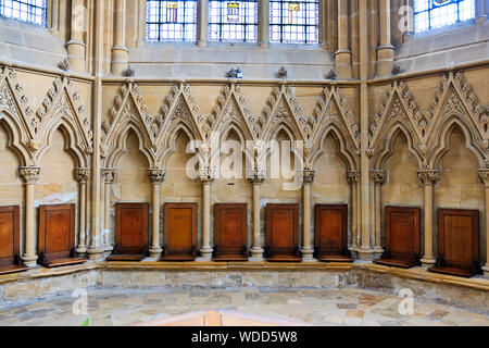 Xiii secolo sculture in pietra intorno le sedi nella Chapter House di Southwell Minster, Nottinghamshire Foto Stock