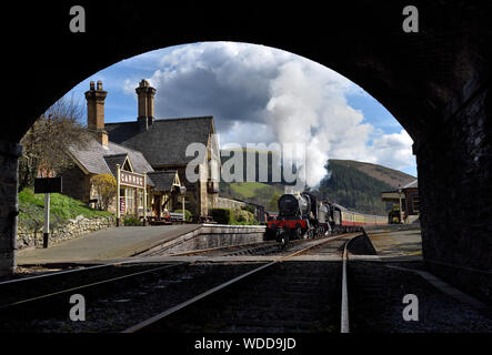 Doppia voce manieri bobina in lavoro Carrog stazione a Llangollen Railway Foto Stock