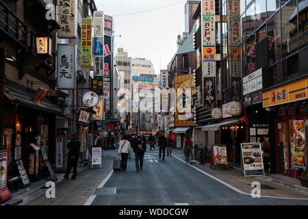 Ristoranti vicino a Shinjuku stazione ferroviaria nel centro di Tokyo. Foto Stock