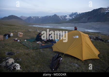 Persone mangiare in base camp in Altai Tavan Bogd National Park, Mongolia Foto Stock