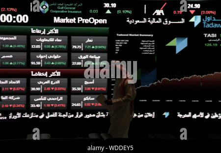 Un saudita uomo cammina al Tadawul Arabia Stock Exchange, in Riyadh, Arabia Saudita, lunedì, 15 giugno 2015. Foto Stock