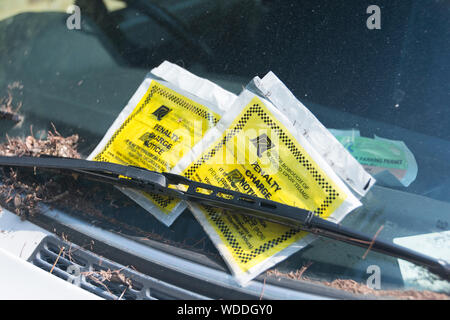 Due penalità avviso biglietti su di un parabrezza di automobile in London, England, Regno Unito Foto Stock