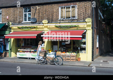 Due piselli in un baccello Fruiterers e fruttivendolo di Barnes, London, Regno Unito Foto Stock