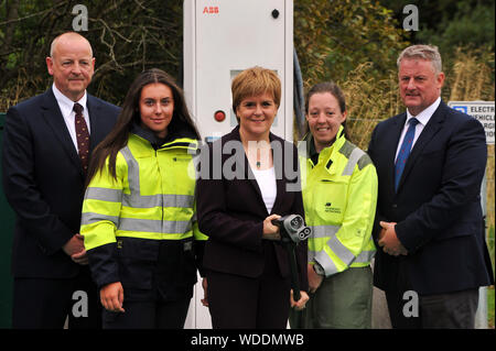 Del primo ministro di Scozia Nicola Storione detiene un veicolo elettrico presa di carica con reti di SSE Managing Director, Colin Nicol (sinistra), SP reti energetiche (l'unità di Scottish Power) CEO Frank Mitchell (a destra) e gli apprendisti Darcie Lynch e Kirsten Gallagher durante una visita all Università di Strathclyde di reti di alimentazione centro di dimostrazione in Cumbernauld, vicino a Glasgow dove ha annunciato ulteriori investimenti nel paese dei veicoli elettrici di infrastrutture di ricarica. Foto Stock