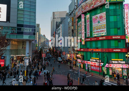 Le persone e i negozi a Shinjuku City si trova vicino a Shinjuku stazione ferroviaria nel centro di Tokyo. Foto Stock