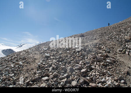 L'uomo trekking in Altai Tavan Bogd Parco Nazionale,Mongolia Foto Stock