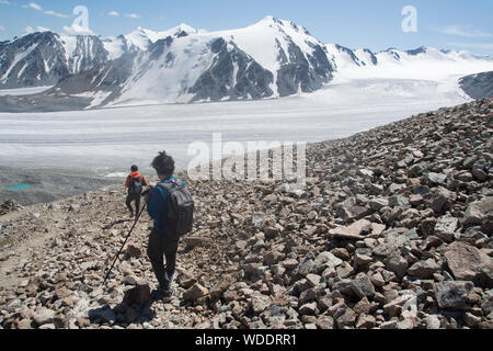 Gli uomini del trekking in Altai Tavan Bogd Parco Nazionale,Mongolia Foto Stock