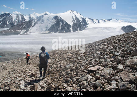 Gli uomini del trekking in Altai Tavan Bogd Parco Nazionale,Mongolia Foto Stock