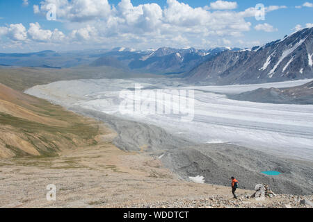 L'uomo trekking in Altai Tavan Bogd Parco Nazionale,Mongolia Foto Stock