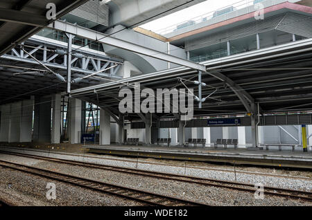 Subang Jaya, Malesia - 30 DIC 2017: KTM electric commuter train station a Subang Jaya, Kuala Lumpur, Malesia - KTM Komuter sistema forniscono ra locale Foto Stock