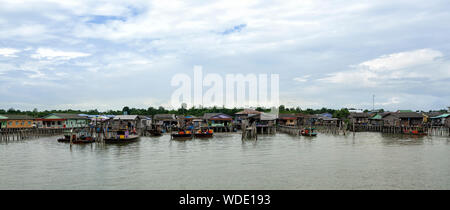 Pulau Ketam, Malaysia Dicembre 30, 2017: Un cinese autentico villaggio di pescatori a Kampung Bagan Sungai Lima, Malesia - Kampung Bagan Sungai Lima è basso Foto Stock