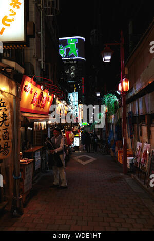 Small Alley con ristoranti vicino a Shinjuku, centro di Tokyo. Foto Stock