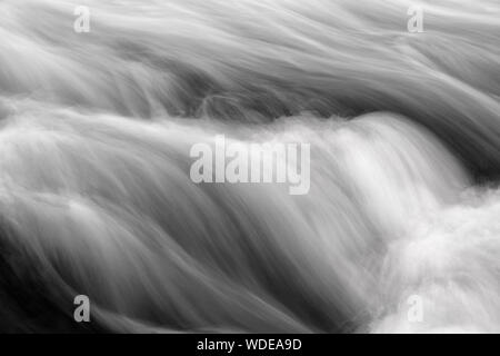 L'acqua cadono vicino fino Foto Stock