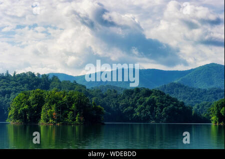 Paesaggio surreale in vista del lago Watauga nel Tennessee orientale sotto il cielo nuvoloso. Foto Stock