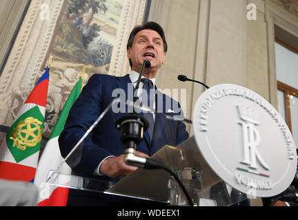 (190829) -- Roma, il 29 agosto 2019 (Xinhua) -- Giuseppe Conte affronta la media dopo i colloqui con il presidente italiano Sergio Mattarella al Quirinale Palazzo presidenziale a Roma, Italia, il 29 agosto, 2019. Il Presidente Italiano Sergio Mattarella giovedì ha formalmente dato Giuseppe Conte un mandato per formare un nuovo governo. (Foto di Alberto Lingria/Xinhua) Foto Stock