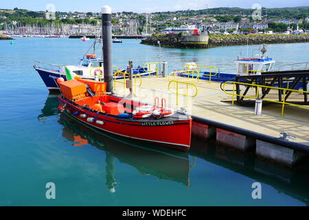 HOWTH, Irlanda - 27 lug 2019- colorate barche a vela e barche di pescatori di Howth, un villaggio di pescatori e il sobborgo di Dublino, la capitale dell'Irlanda. Foto Stock