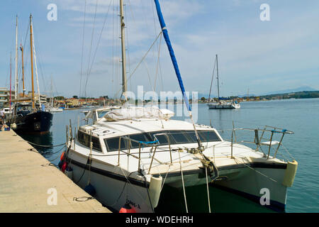 Catamarano ormeggiato sul comune quay, Preveza,l'Epiro,Grecia,l'Europa Foto Stock