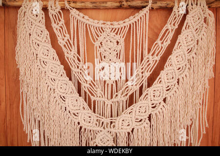 Handmade macrame murale appeso alla parete Foto Stock