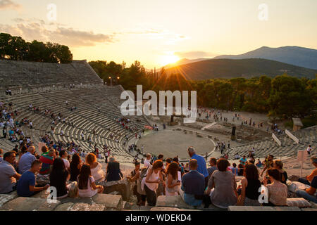 Performance serale di un antico gioco greco del IV secolo A.C. al teatro Epidavros in Grecia Foto Stock