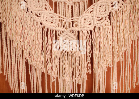 Handmade macrame murale appeso alla parete Foto Stock