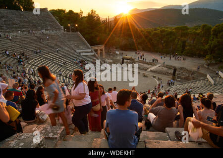 Performance serale di un antico gioco greco del IV secolo A.C. al teatro Epidavros in Grecia Foto Stock