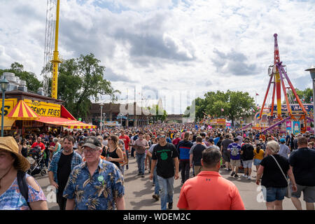 Falcon Heights, MN - Agosto 25, 2019: schiere di persone si affollano la Minnesota State Fair in un fine settimana pomeriggio Foto Stock