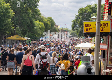 Falcon Heights, MN - Agosto 25, 2019: una folla di persone godono della Minnesota State Fair in un fine settimana pomeriggio, rompendo i record di partecipazione Foto Stock