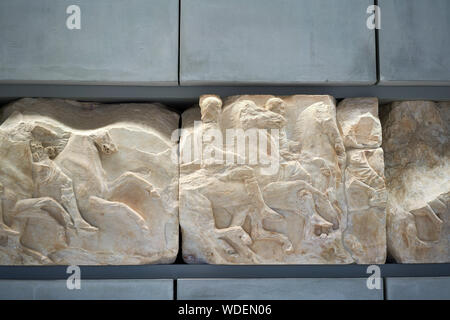 Sculture del Partenone, lungo con plastercasts di quelli ancora al British Museum, i marmi di Elgin, sul display nel museo di Acropoli in Foto Stock