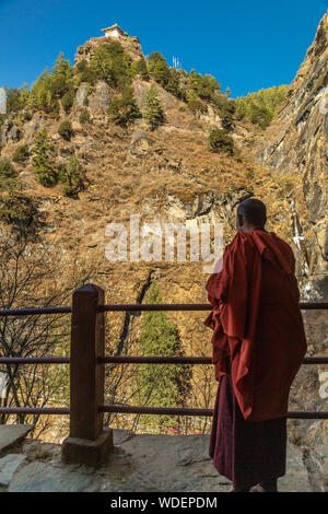 Monaco guardando fuori dal Tiger's Nest Monastero, Bhutan Foto Stock