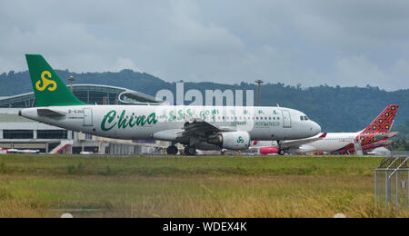 Phuket, Tailandia - Apr 25, 2018. B-6310 Molla Airlines Airbus A320 di rullaggio sulla pista dell'Aeroporto Internazionale di Phuket (HKT). Foto Stock