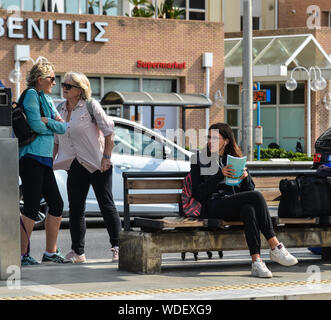 Atene, Grecia - Ott 13, 2018. Le persone in attesa di autobus ad Atene, in Grecia. Atene è una città globale e uno dei maggiori centri economici in southeaste Foto Stock