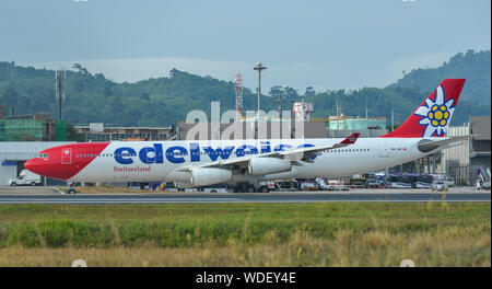 Phuket, Tailandia - Apr 25, 2018. Edelweiss Air HB-JMF (Airbus A340-300) rullaggio sulla pista dell'Aeroporto Internazionale di Phuket (HKT). Foto Stock