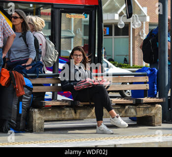 Atene, Grecia - Ott 13, 2018. Le persone in attesa di autobus ad Atene, in Grecia. Atene è una città globale e uno dei maggiori centri economici in southeaste Foto Stock