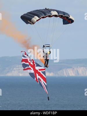 Un membro delle Tigri Freefall Parachute Display team esegue per la folla del giorno uno del Bournemouth Air Festival 2019. Foto Stock
