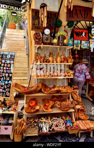 Corfu Old Town,in legno di olivo souvenir shop,strada stretta,negozi,CORFU, ISOLE IONIE,isole greche,Grecia Foto Stock