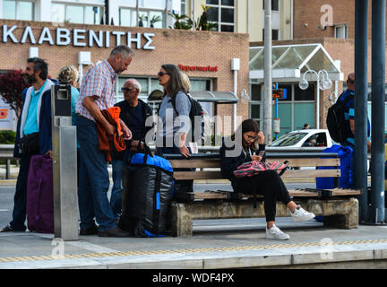 Atene, Grecia - Ott 13, 2018. Le persone in attesa di autobus ad Atene, in Grecia. Atene è una città globale e uno dei maggiori centri economici in southeaste Foto Stock